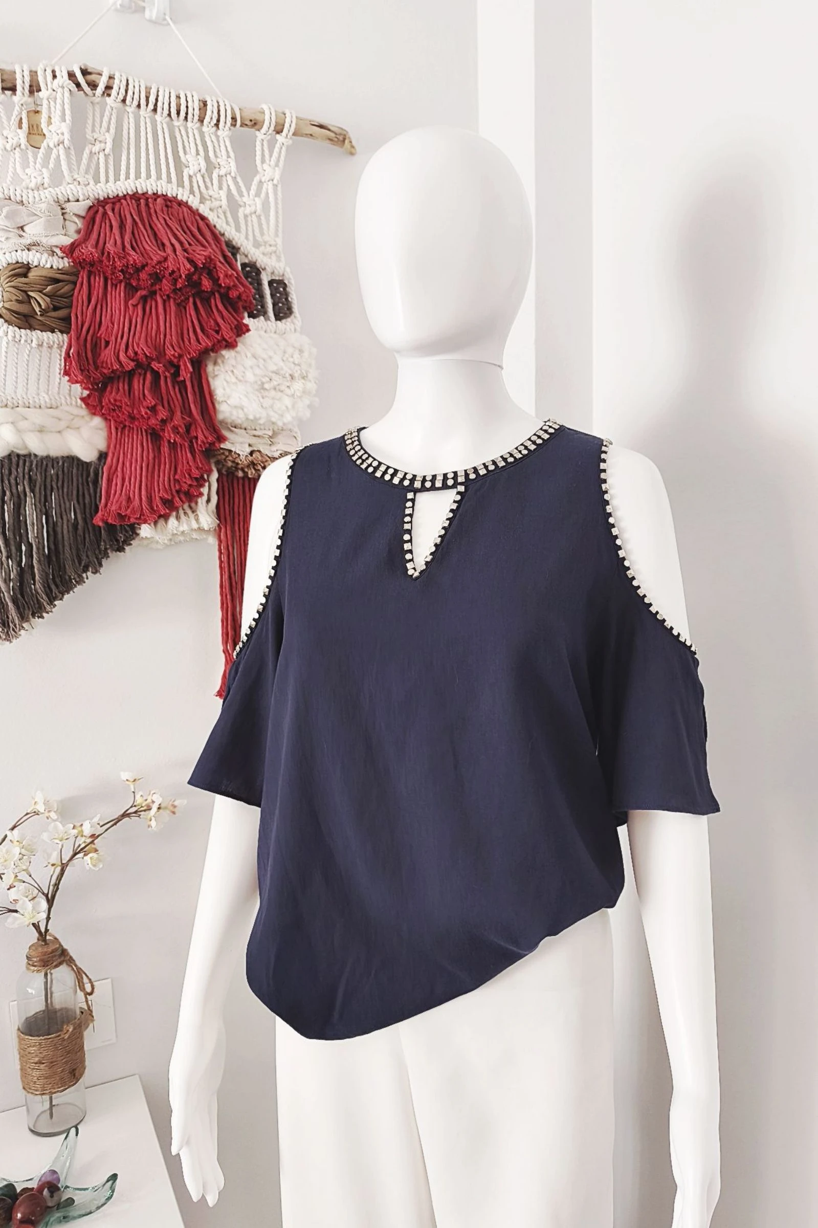 Blusa Fluida Tachuelas con hombros descubiertos by Amy Lou